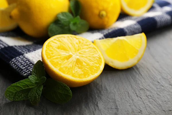 Taze limon dilimleri — Stok fotoğraf