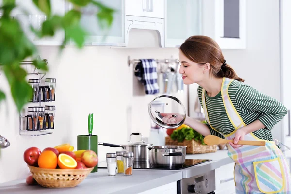 Молодая женщина приготовление пищи на кухне — стоковое фото