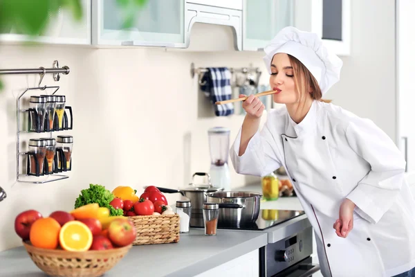 Jonge vrouw koken in keuken — Stockfoto