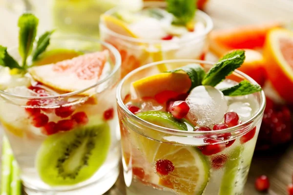 Cocktail rinfrescanti con ghiaccio — Foto Stock