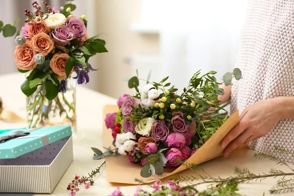 Mujer haciendo un ramo de flores — Foto de Stock