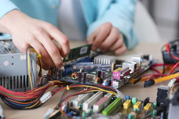 Joven Reparando Hardware Informático Centro Servicio — Foto de Stock