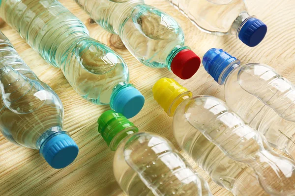 Botellas de agua en la mesa —  Fotos de Stock