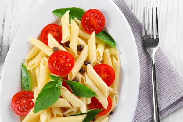 Pasta med tomater och basilika — Stockfoto