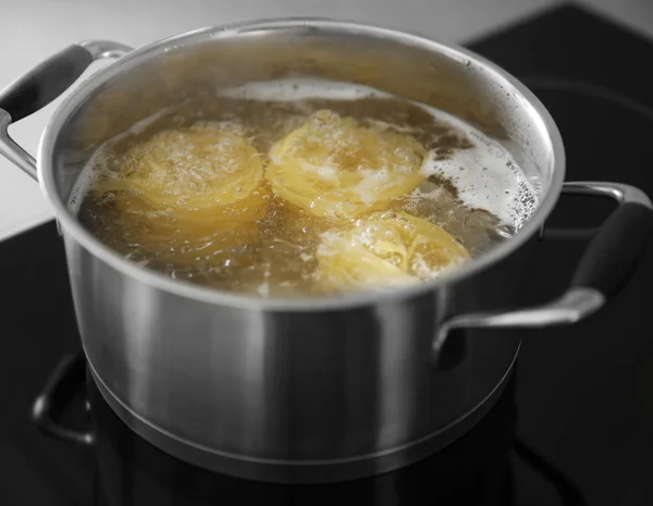Boiling nest pasta in pan — Stock Photo, Image