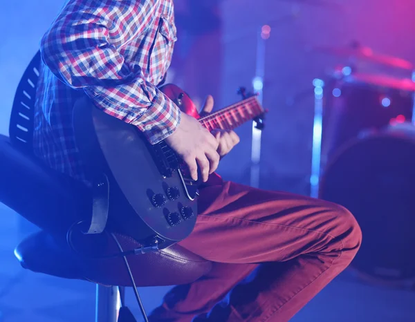 Man playing electric guitar — Stock Photo, Image