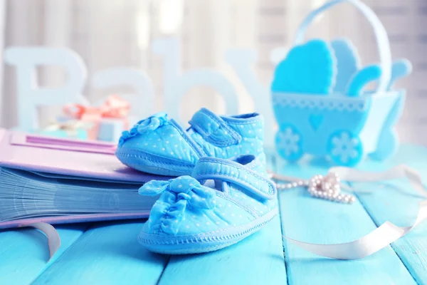 Composição bonita com botas de bebê — Fotografia de Stock