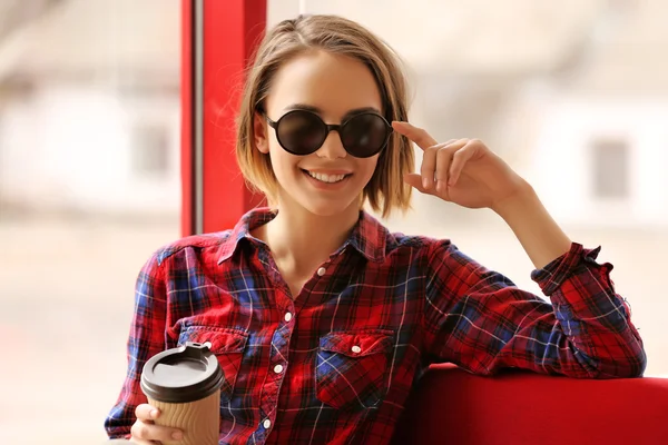 Kvinnan sitter på kaféet — Stockfoto