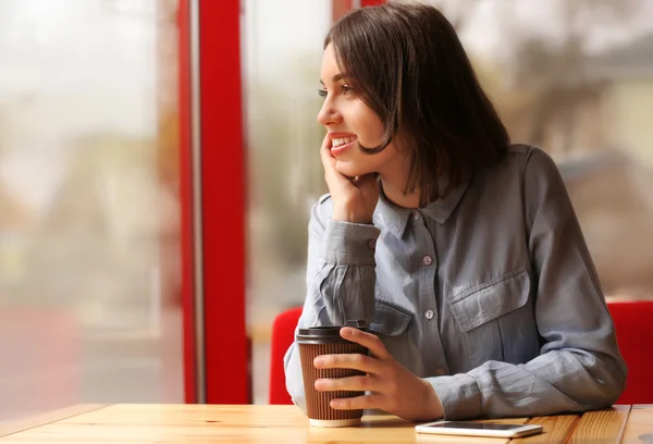 Jeune femme avec café — Photo