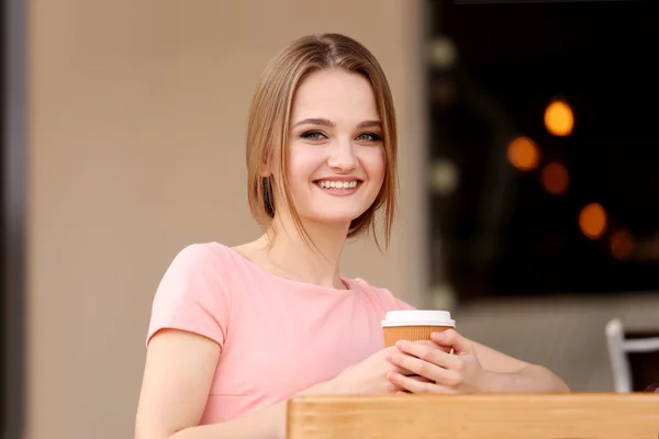 Giovane donna che beve caffè — Foto Stock