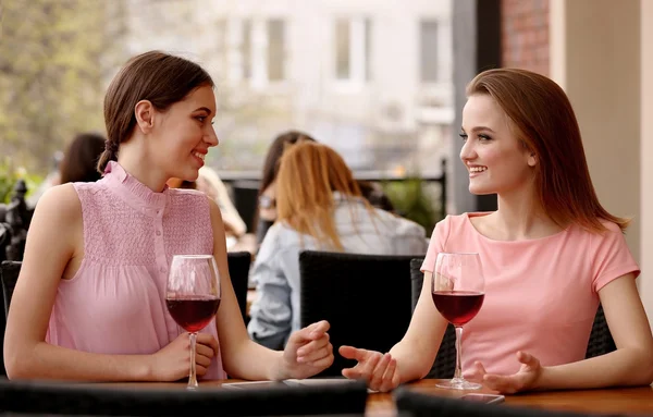 Mulheres jovens bebendo vinho — Fotografia de Stock