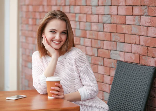 Jovem mulher bebendo café — Fotografia de Stock