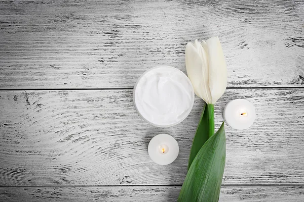 Cosmetische crème met tulp — Stockfoto