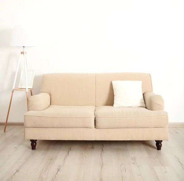 Beige Couch und Lampe — Stockfoto