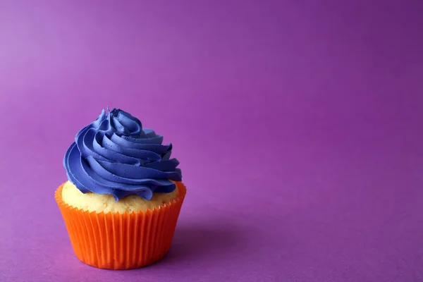 Färgglada födelsedag cupcake — Stockfoto