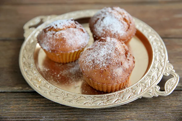 Muffin di carote su un piatto d'oro — Foto Stock