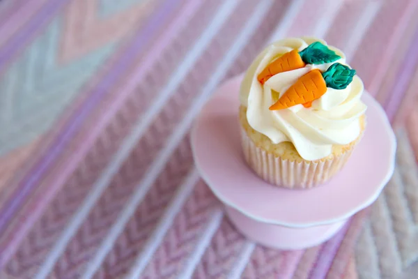 糖霜的蛋糕和装饰胡萝卜 — 图库照片