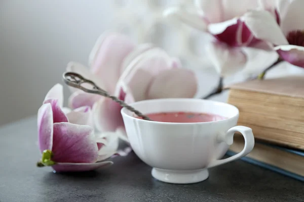 Cup of tea with books and flowers — Stock Photo, Image