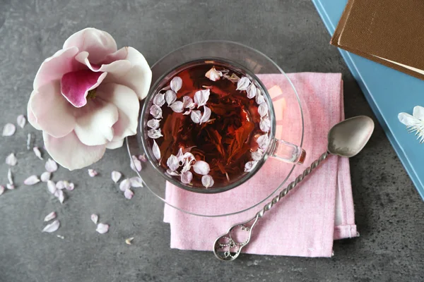 Taza de té y flores en la mesa — Foto de Stock