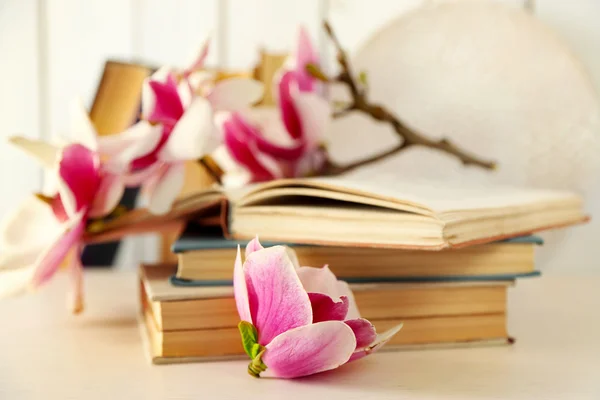 Vecchi libri con bei fiori — Foto Stock