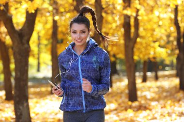 Çalışan genç güzel kadın