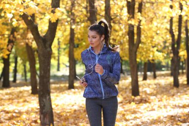 Çalışan genç güzel kadın