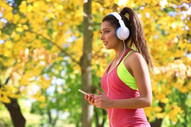 Çalışan genç güzel kadın