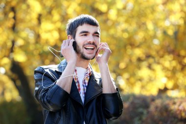 Genç adam müzik dinliyor.