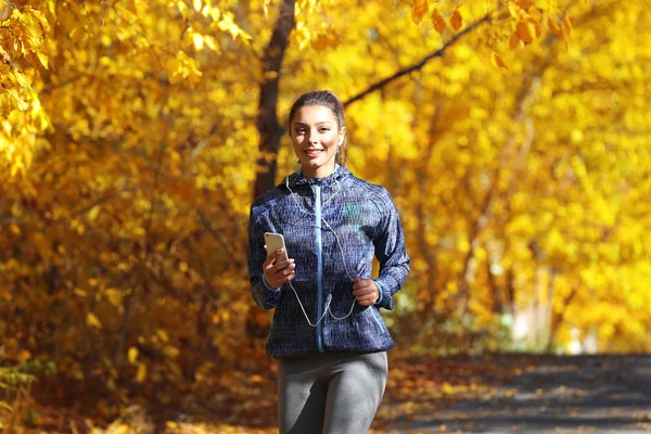 Joven hermosa mujer corriendo — Foto de Stock