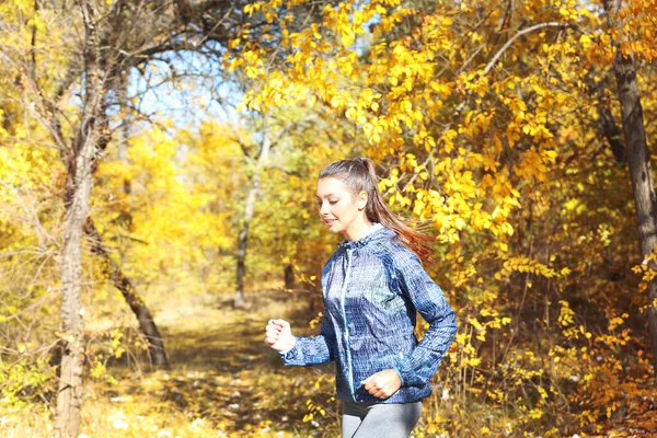 Jogging w parku jesień kobieta — Zdjęcie stockowe