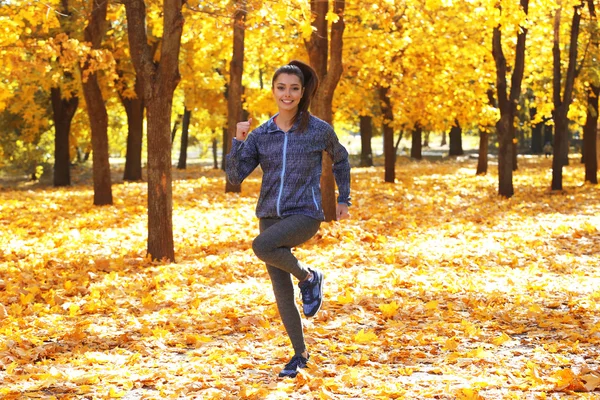 Sonbahar Park'ta jogging kadın — Stok fotoğraf