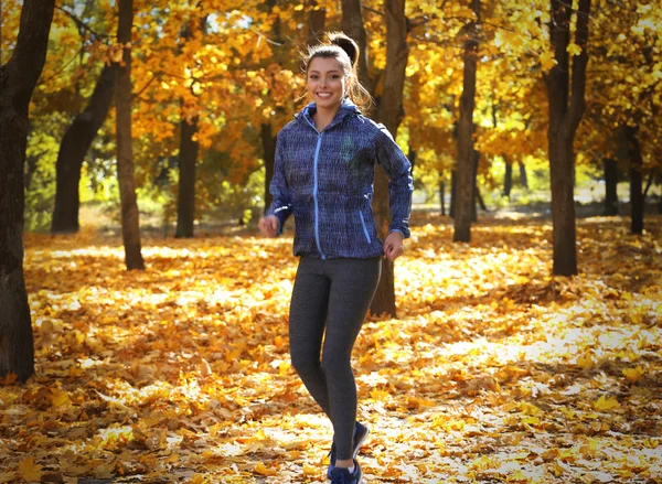 Sonbahar Park'ta jogging kadın — Stok fotoğraf