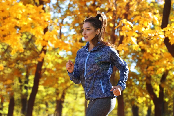 Donna che corre nel parco autunnale — Foto Stock