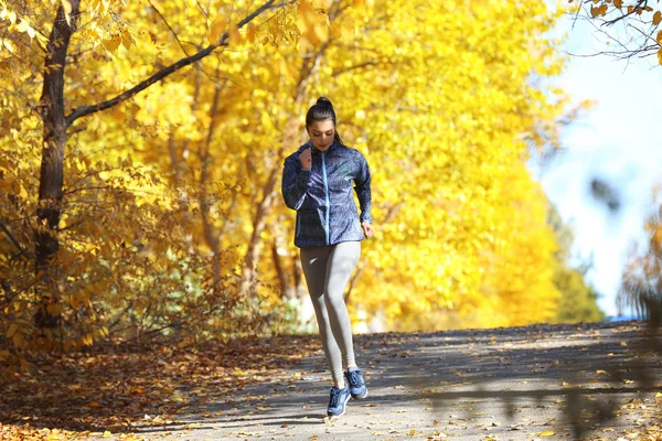 Mujer corriendo en el parque de otoño — Foto de Stock