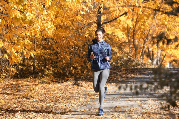 Joven hermosa mujer corriendo — Foto de Stock