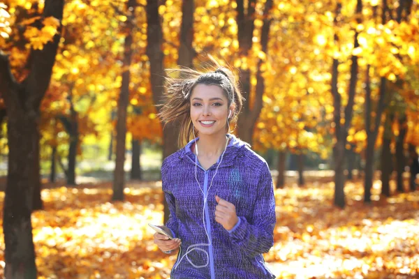 Joven hermosa mujer corriendo — Foto de Stock