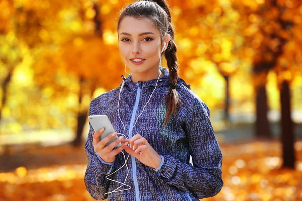 Joven hermosa mujer corriendo —  Fotos de Stock