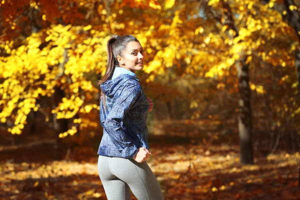 Sonbahar Park'ta jogging kadın — Stok fotoğraf