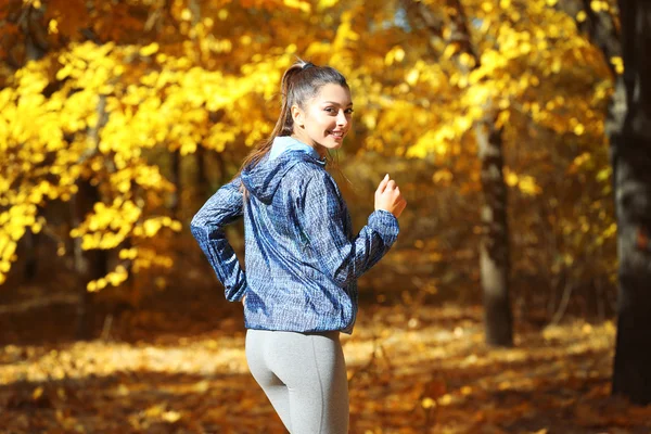 Mujer corriendo en el parque de otoño —  Fotos de Stock