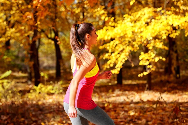 Donna che corre nel parco autunnale — Foto Stock