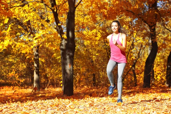 Donna che corre nel parco autunnale — Foto Stock