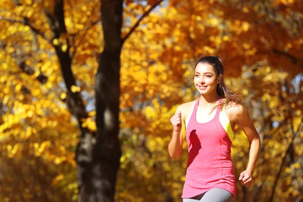 Femme jogging dans le parc d'automne — Photo