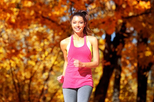Mujer corriendo en el parque de otoño —  Fotos de Stock