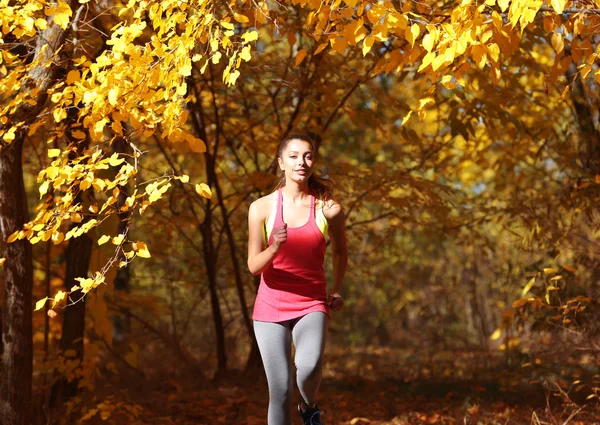 Donna che corre nel parco autunnale — Foto Stock