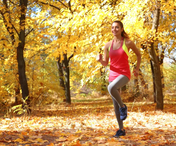 Mujer corriendo en el parque de otoño — Foto de Stock