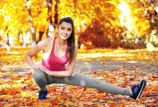 Mujer haciendo ejercicios deportivos al aire libre — Foto de Stock