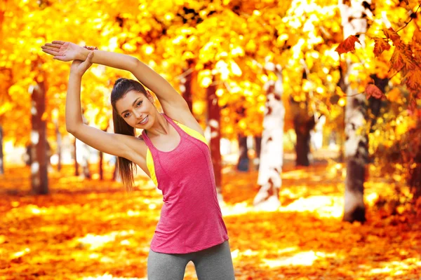 Woman doing sport exercises outdoors — Stock Photo, Image