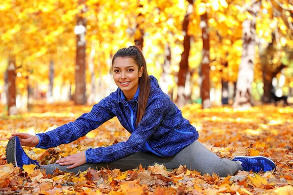 Woman doing sport exercises outdoors — Stock Photo, Image