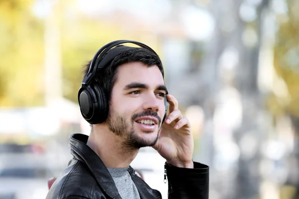 Adam müzik açık havada için dinleme — Stok fotoğraf