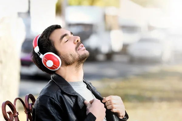 Young man listening to music — Stock Photo, Image